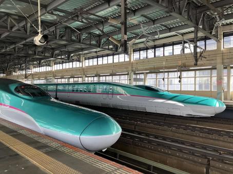 北上駅に停車中の新幹線（はやぶさ） 新幹線,はやぶさ,北上駅の写真素材