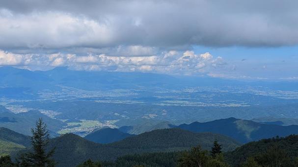 山頂から見下ろす壮大な風景 山頂から見下ろす壮大な風景 山,山岳,山並みの写真素材