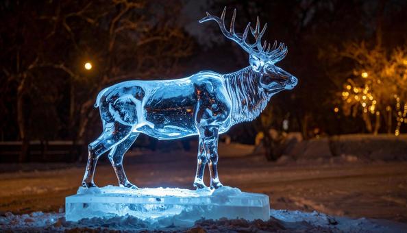 夜の公園に輝く氷のシカの彫刻 夜の公園に輝く氷のシカの彫刻の写真