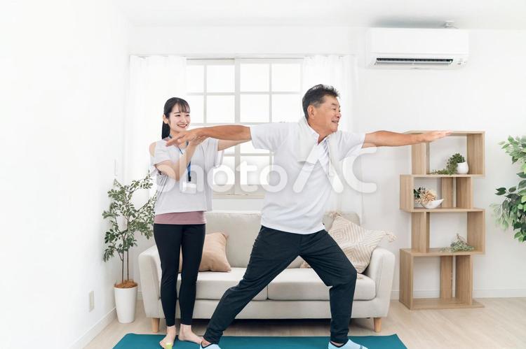 体力測定をする高齢者男性と女性 高齢者,ヨガ,運動の写真素材