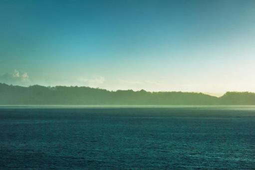 深い青の海原と淡いグラデーションの空 海,空,風景の写真素材