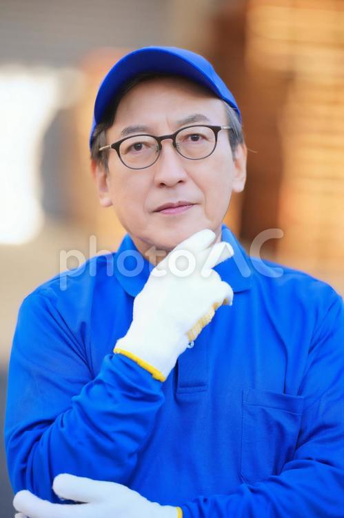 顎の下に手を置いて考える男性（縦） 男性,シルバー人材,運送業の写真素材