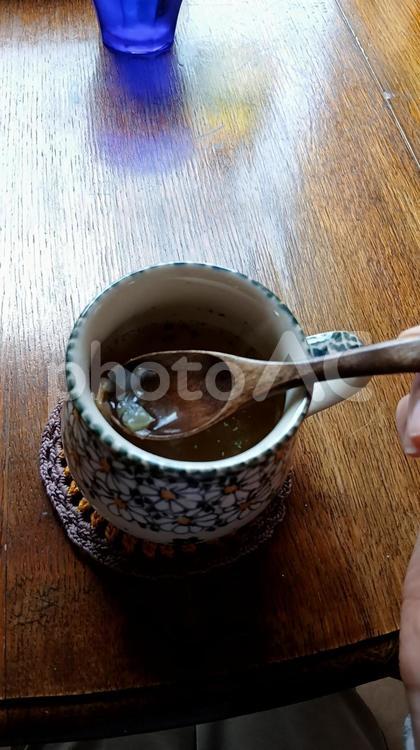 スープを木のスプーンで～マグカップ コンソメスープ,コンソメ,スープの写真素材