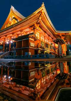 雨上がりの浅草寺、幻想的な夜の風景 浅草寺,東京,仏教の写真素材