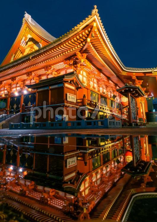 雨上がりの浅草寺、幻想的な夜の風景 浅草寺,東京,仏教の写真素材
