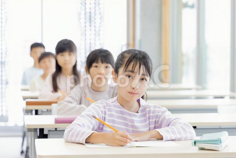 学習塾で勉強する小学生 小学生,塾,女性の写真素材