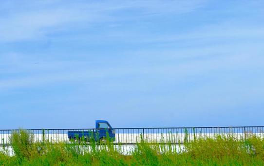海岸通りのグリーン 海岸通りのグリーン 軽トラック,道路,草の写真素材
