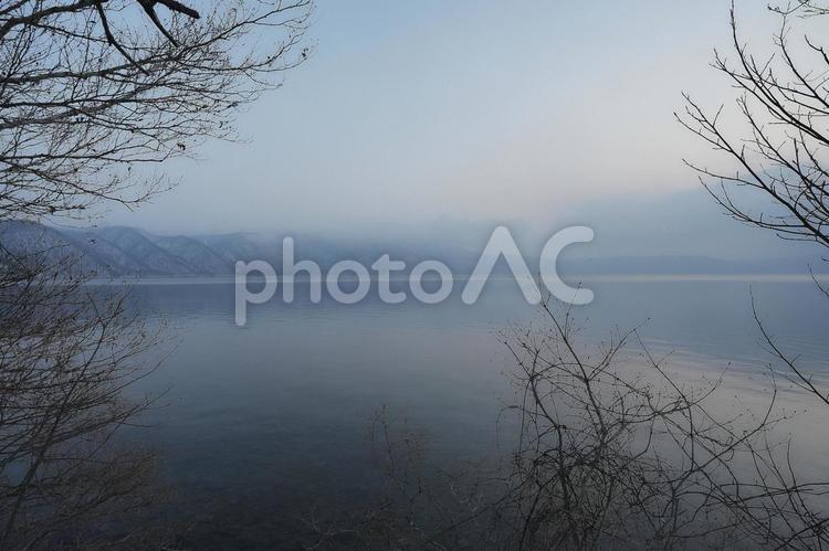 早朝の冬の十和田湖 十和田湖,早朝,雪景色の写真素材