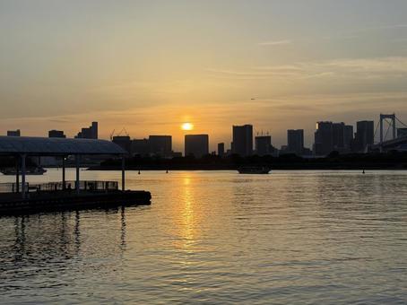 夕暮れのお台場から見た東京の景色 夕暮れのお台場から見た東京の景色の写真