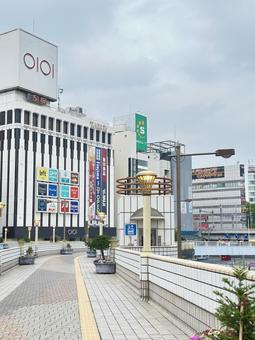 上野駅正面付近 上野駅正面付近 上野駅正面玄関口,歩道橋,上野駅前の写真素材