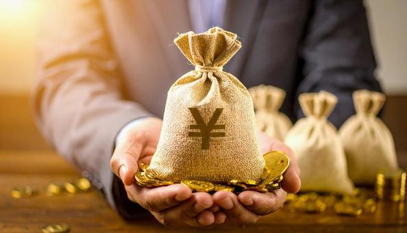 貯金イメージ ビジネスマンの手にあるお金 貯金イメージ ビジネスマンの手にあるお金の写真