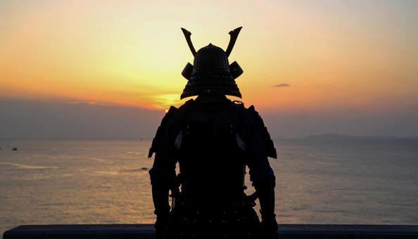 夕陽を眺める武士の写真