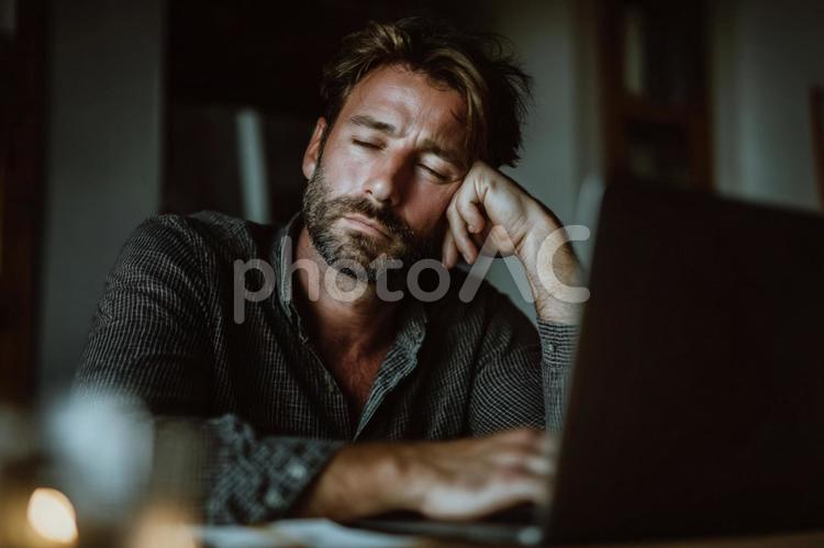 パソコンの前で居眠りする疲れた中年男性 男性,中年,疲労の写真素材