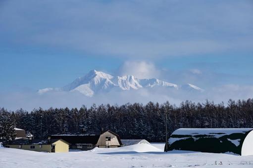 雲間から顔を出す冬の斜里岳 雲間から顔を出す冬の斜里岳の写真