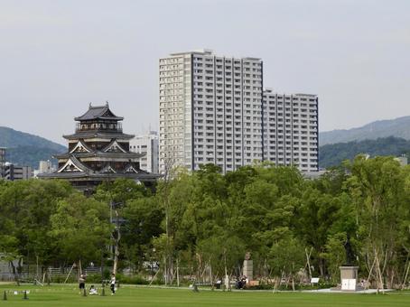 広島城天守とひろしまスタジアムパーク 広島城天守とひろしまスタジアムパーク 広島城,広島市,広島の写真素材