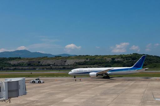 長崎空港と海岸線を望む昼のパノラマ景色 長崎空港と海岸線を望む昼のパノラマ景色 飛行機,航空機,旅客機の写真素材