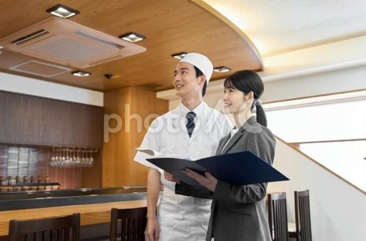 飲食店の案内をするビジネスウーマン 飲食店,女性,ビジネスウーマンの写真素材