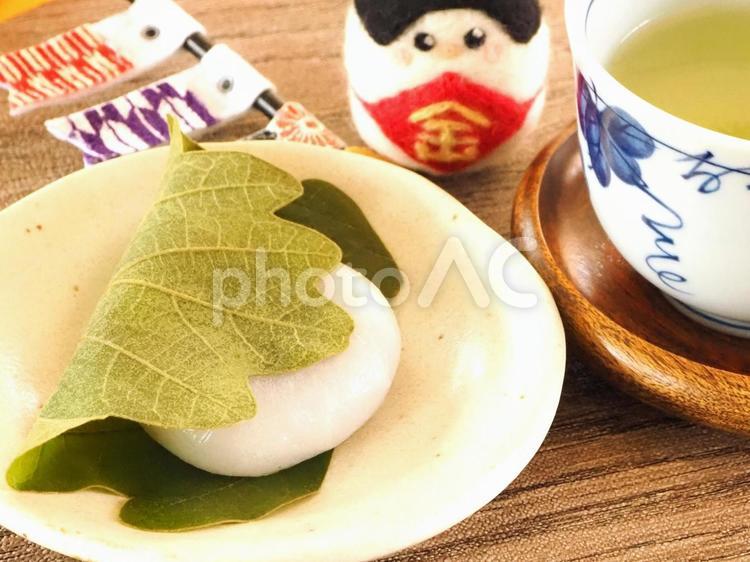 子供の日の柏餅と緑茶 柏餅,かしわ餅,子供の日の写真素材