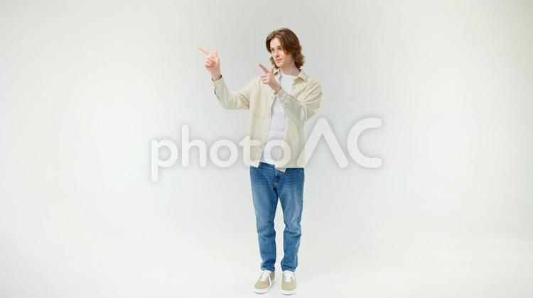 両手で指差す外国人男性 男性,指差し,微笑むの写真素材