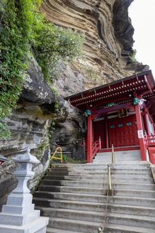 赤い本殿と階段の縦構図 赤い本殿と階段の縦構図 崖観音,赤い,お寺の写真素材