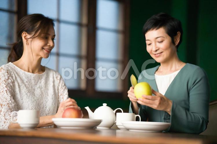 りんごの皮を剥く女性たち 女性,主婦,りんごの写真素材