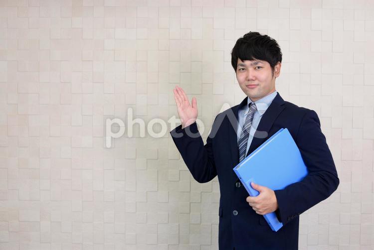 プレゼンをする笑顔のビジネスマン 男性,ビジネスマン,男の写真素材