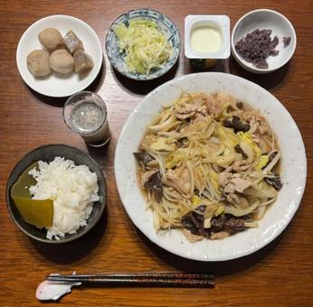 新米昆布炊き上げと豚肉の炒め物などの夕食 夕食,あきたこまち,新米の写真素材