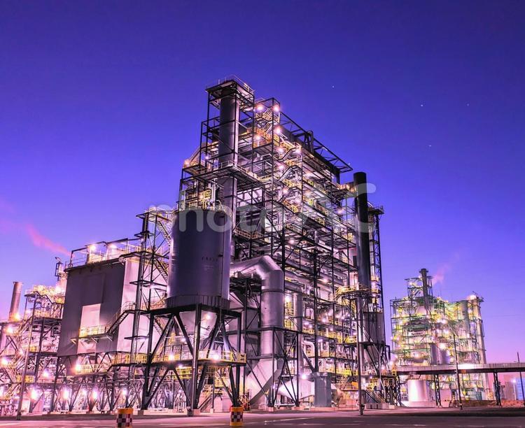 夕闇に輝くバイオマス発電所の夜景２ バイオマス,バイオマス発電所,バイオ発電の写真素材