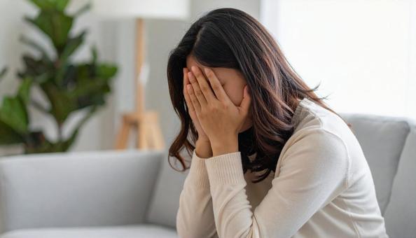 顔を両手で覆って泣く日本人女性 顔を両手で覆って泣く日本人女性の写真