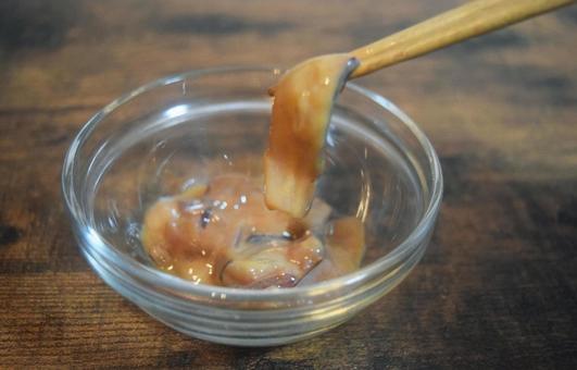 箸でつまんだイカの塩辛 塩辛,イカ,箸の写真素材