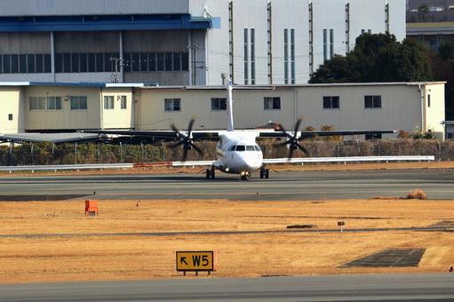 大阪国際空港で離発着する旅客機 大阪国際空港で離発着する旅客機 大阪国際空港,伊丹空港,旅客機の写真素材