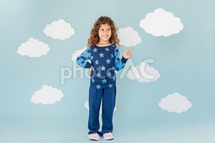 腰に手をあて指差す女の子 女の子,ニヤリ,指差しの写真素材