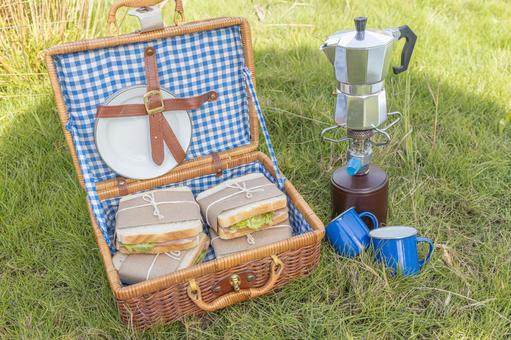 芝生に置かれたサンドイッチの入ったバスケット ピクニックバスケット,サンドイッチ,レタスの写真素材