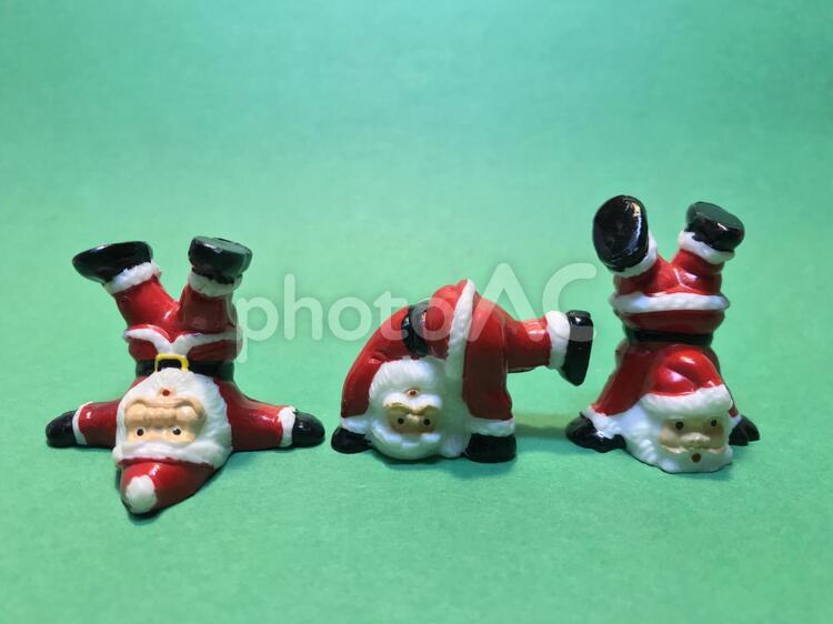 サンタクロースの人形(緑背景)、クリスマスイメージ サンタクロースの人形(緑背景)、クリスマスイメージ クリスマス,サンタクロース,クリスマスイヴの写真素材