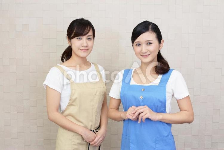 エプロンを着た二人の女性 女性,女,主婦の写真素材
