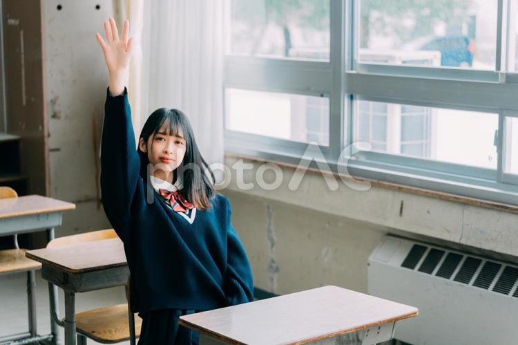 手を上げて呼ぶ女子高校生 女性,女子高,高校生の写真素材