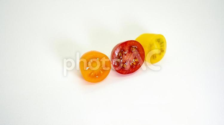 3色カラフルトマト断面　白背景 カラフルトマト,ミニトマト,カットトマトの写真素材