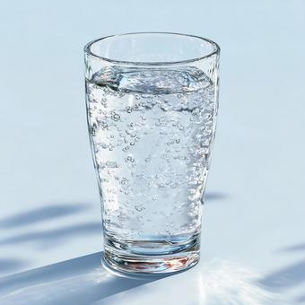 喉を潤す一杯:輝く水とグラス 喉を潤す一杯:輝く水とグラスの写真
