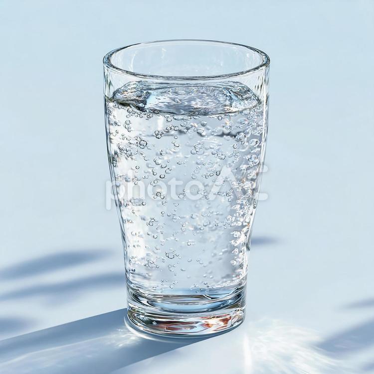 喉を潤す一杯：輝く水とグラス 水,冷水,グラスの写真素材