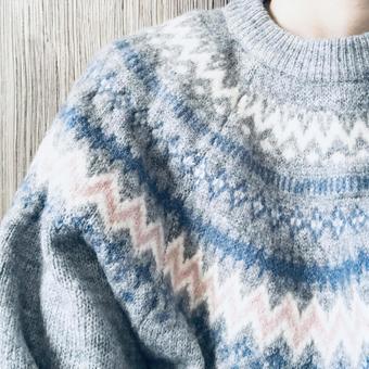 寒色系のニットコーデ ニット,セーター,女性の写真素材