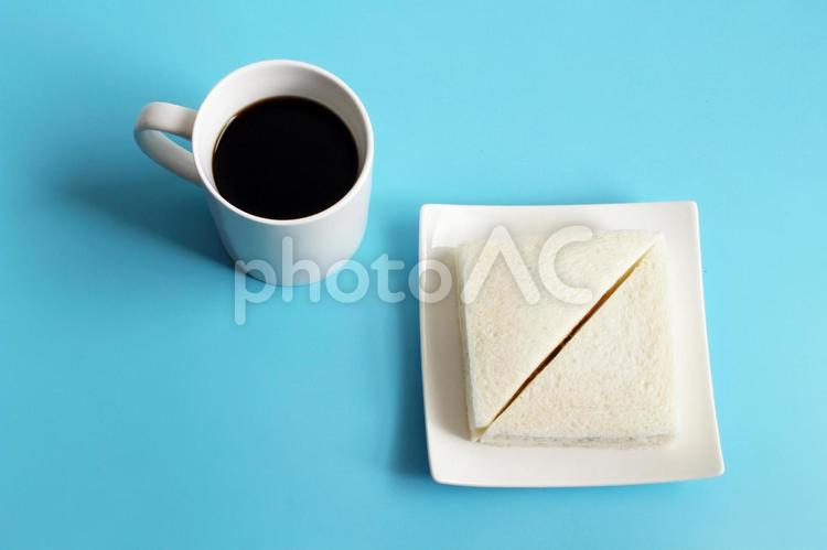 コーヒーとサンドイッチの朝食 コーヒー,サンドイッチ,朝食の写真素材