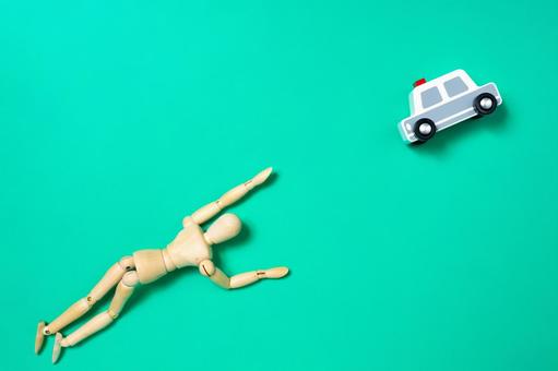 倒れたデッサン人形と駆け付けたパトカー 倒れたデッサン人形と駆け付けたパトカー ヘルプ,help,パトカーの写真素材