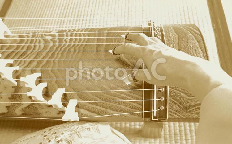 琴（箏）を弾く（セピア） 音楽,手,演奏の写真素材