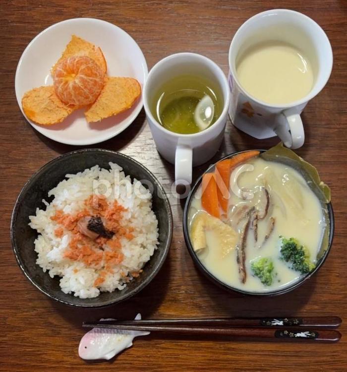白米ご飯に鮭フレークとオレンジなどの朝食 朝食,あきたこまち,ご飯の写真素材