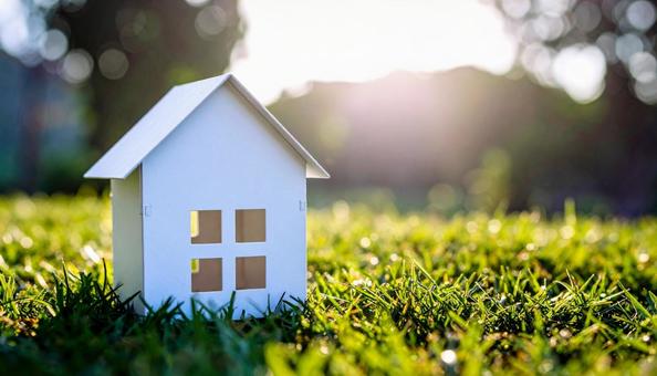 マイホームのイメージ 芝生に立つ白い家 マイホームのイメージ 芝生に立つ白い家の写真