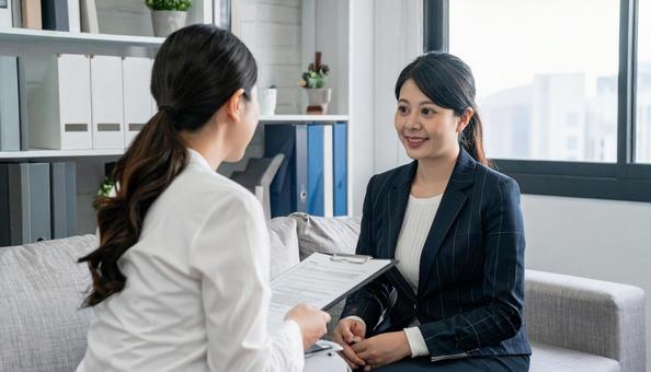 保険の案内をする女性の保険外交員 保険の案内をする女性の保険外交員の写真