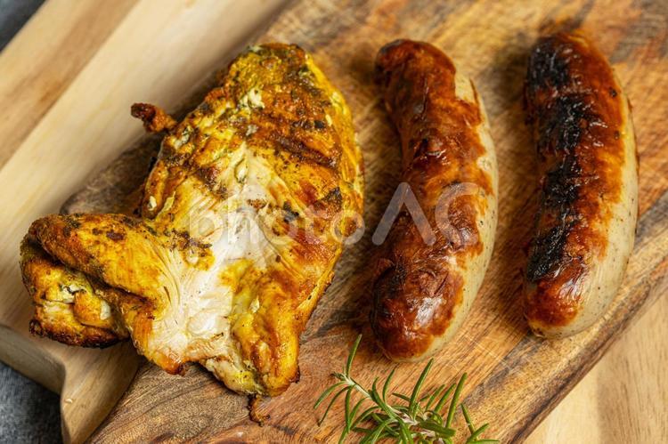 グリルドチキンと焼きソーセージ グリル料理,ドイツ料理,食べ物の写真素材