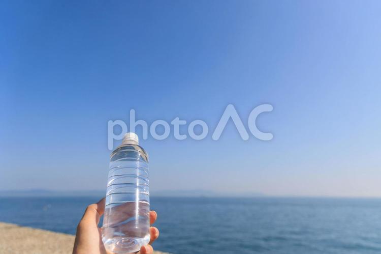 熱中症対策の水分補給 ペットボトル,水,ミネラルウォーターの写真素材