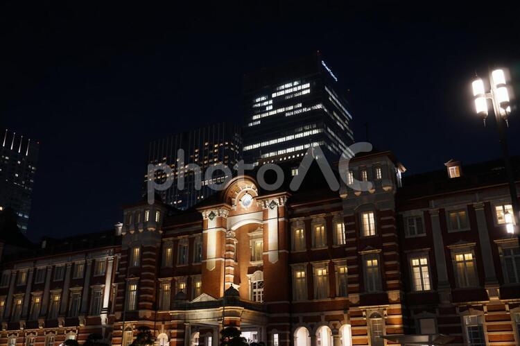 東京駅のライトアップされた夜景 東京駅,駅舎,駅前広場の写真素材