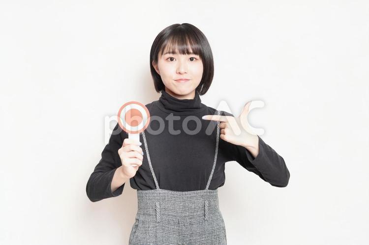 OKのプレートを見せている若い女性 ok,大丈夫,女性の写真素材